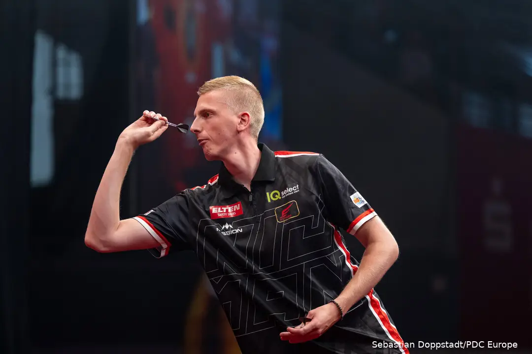 Wessel Nijman wirft einen Dart.