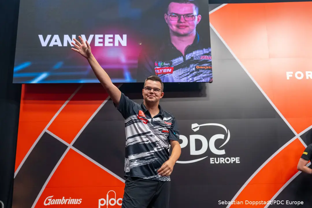 Gian van Veen winkt in Richtung Publikum.