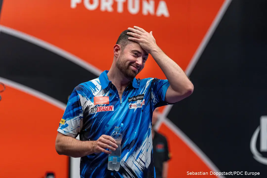 Luke Humphries hält die Hand an den Kopf