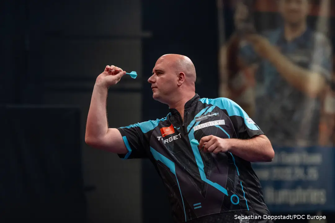Rob Cross wirft einen Dart.