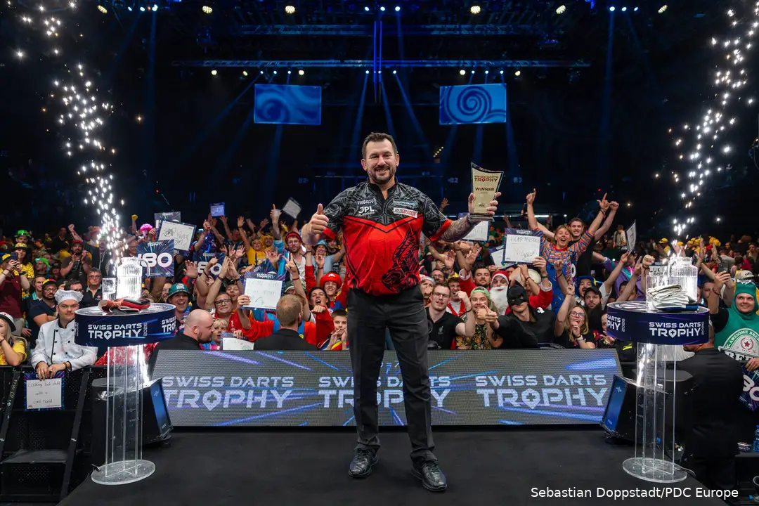 Jonny Clayton mit der Trophäe der Swiss Darts Trophy