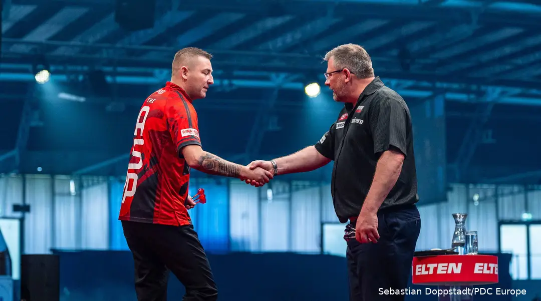 Nathan Aspinall en James Wade schudden elkaar de hand.