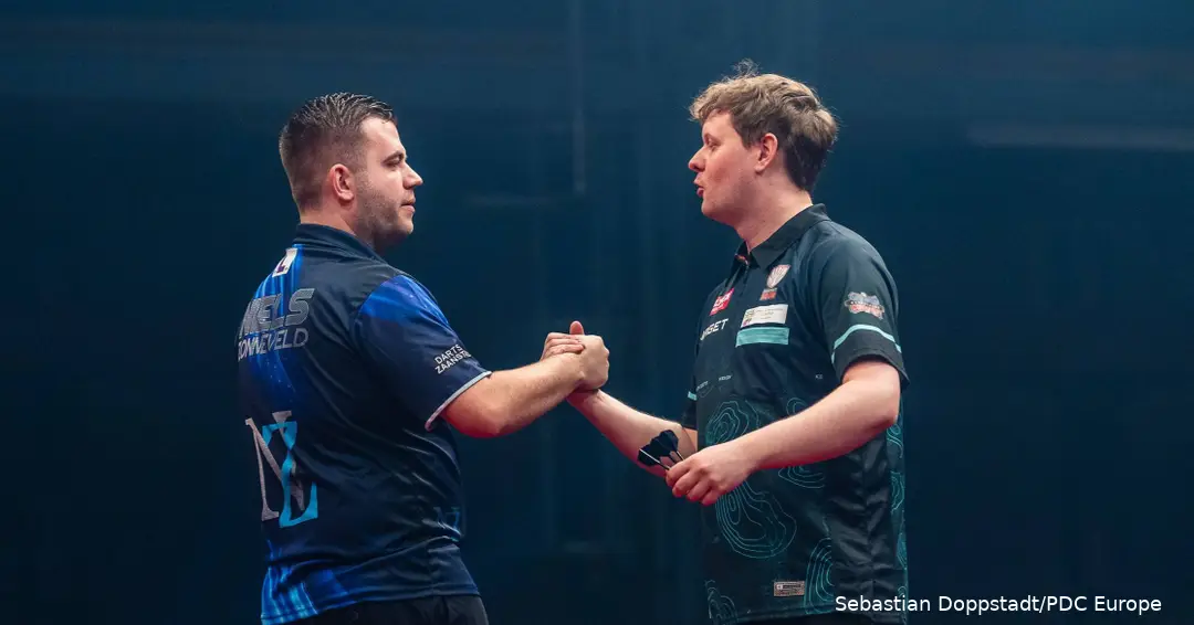 Niels Zonneveld en Kevin Doets schudden elkaar de hand