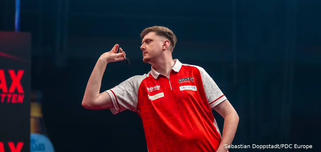 Niko Springer legt aan om zijn dartpijl te gooien