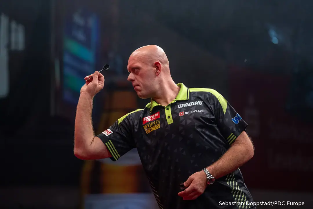 Michael van Gerwen gooit een pijl.