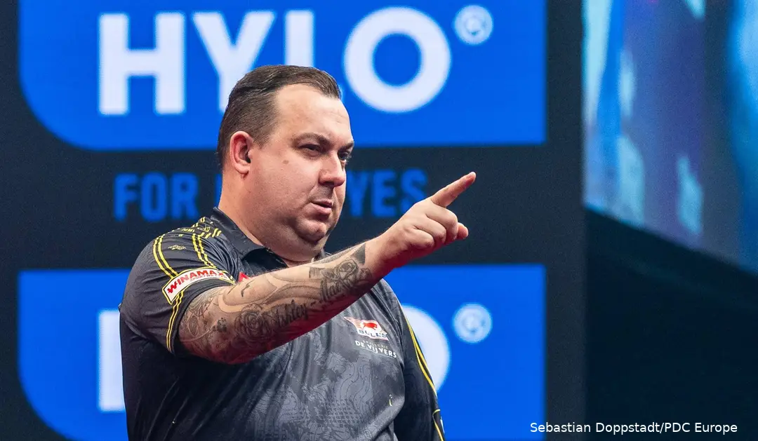 Kim Huybrechts wijst met zijn vinger richting het publiek