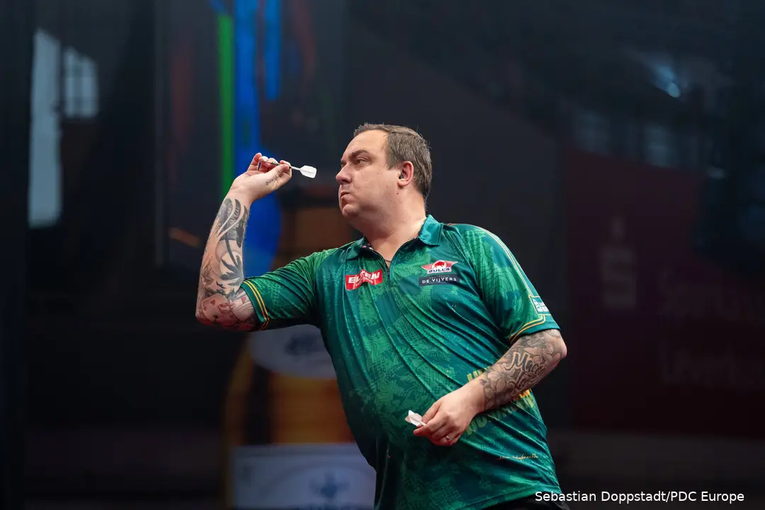 Kim Huybrechts gooit een pijl.