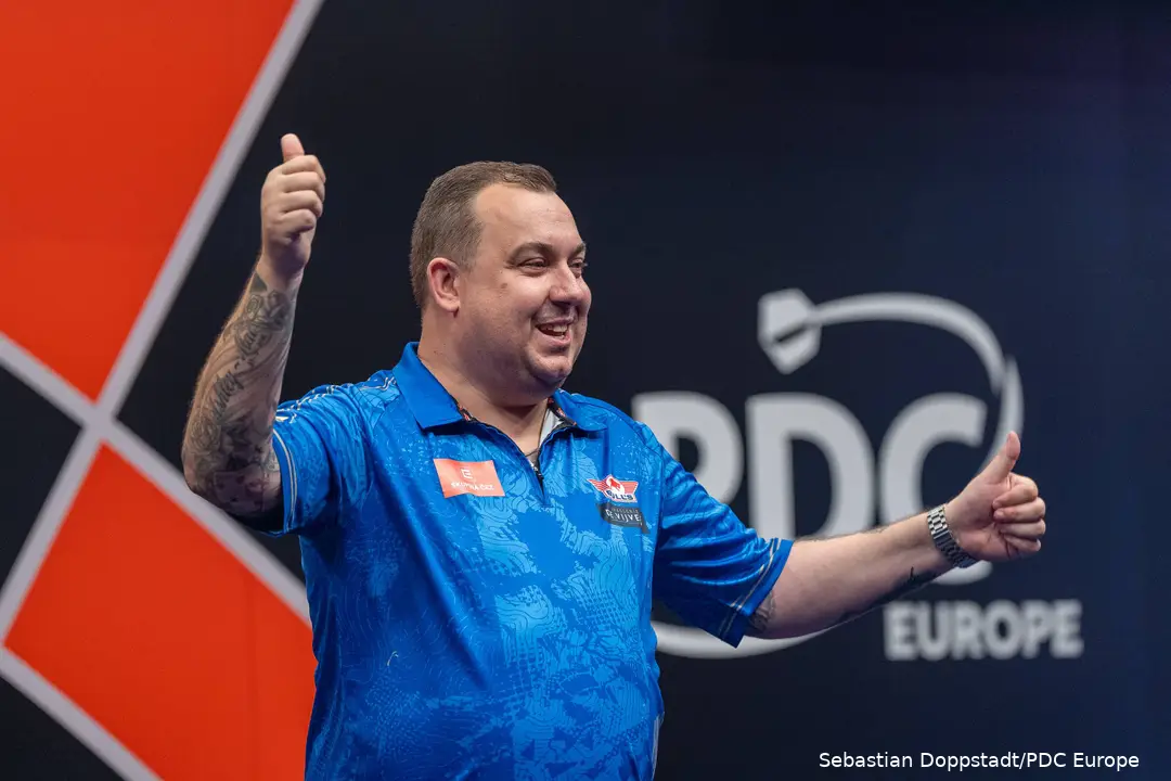 Kim Huybrechts steekt zijn duimen op.