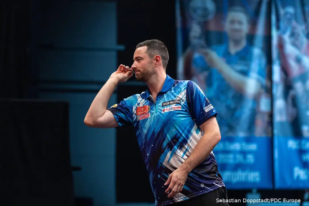 Luke Humphries in actie