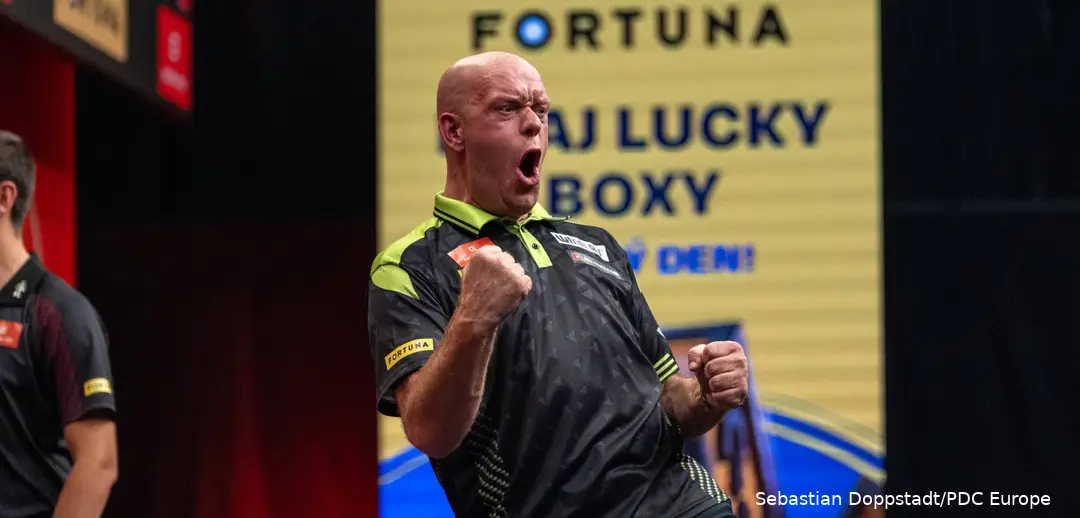 Michael van Gerwen viert feest.