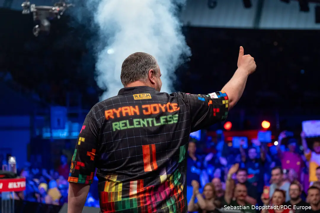 Ryan Joyce groet richting publiek.