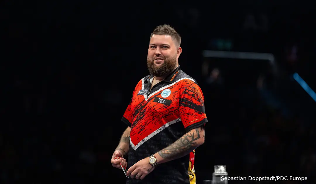 Michael Smith met een glimlach op het podium