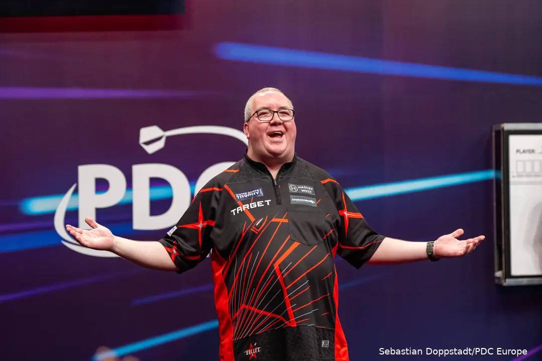 Stephen Bunting gebaart naar het publiek.