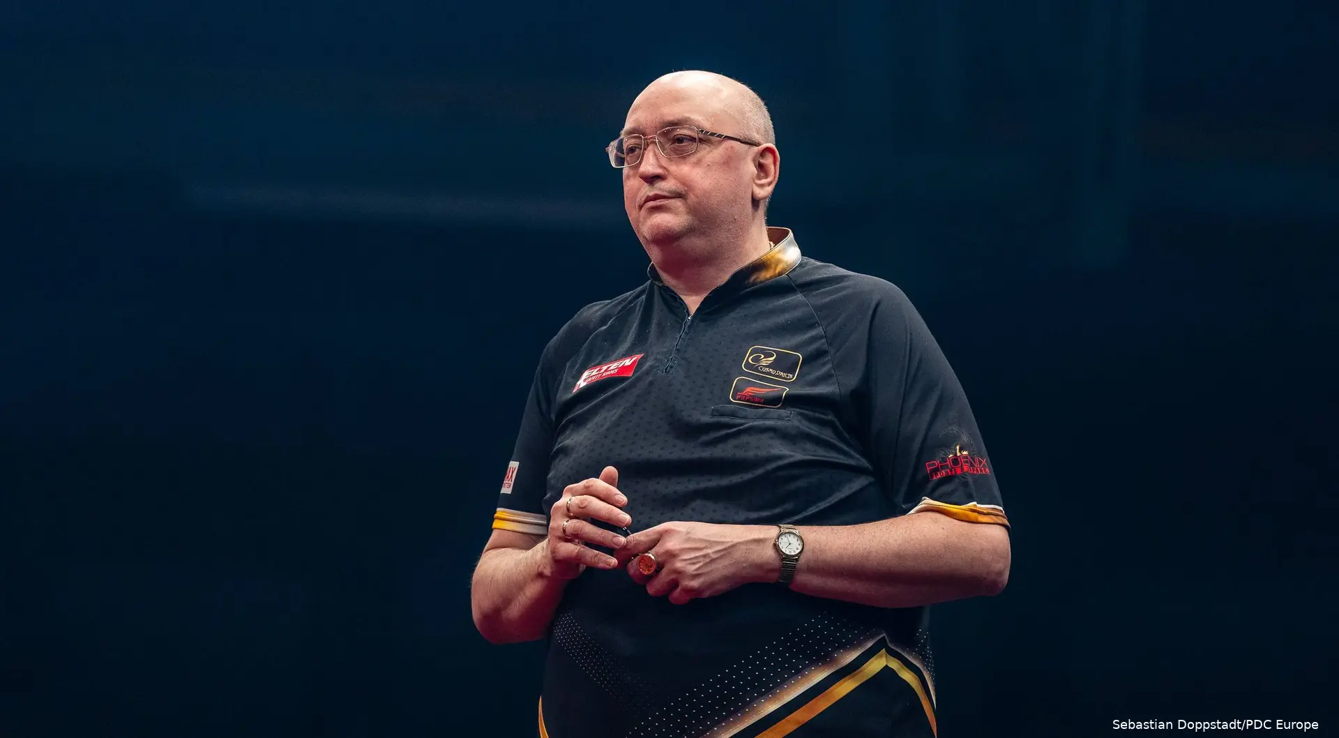 Andrew Gilding looking on