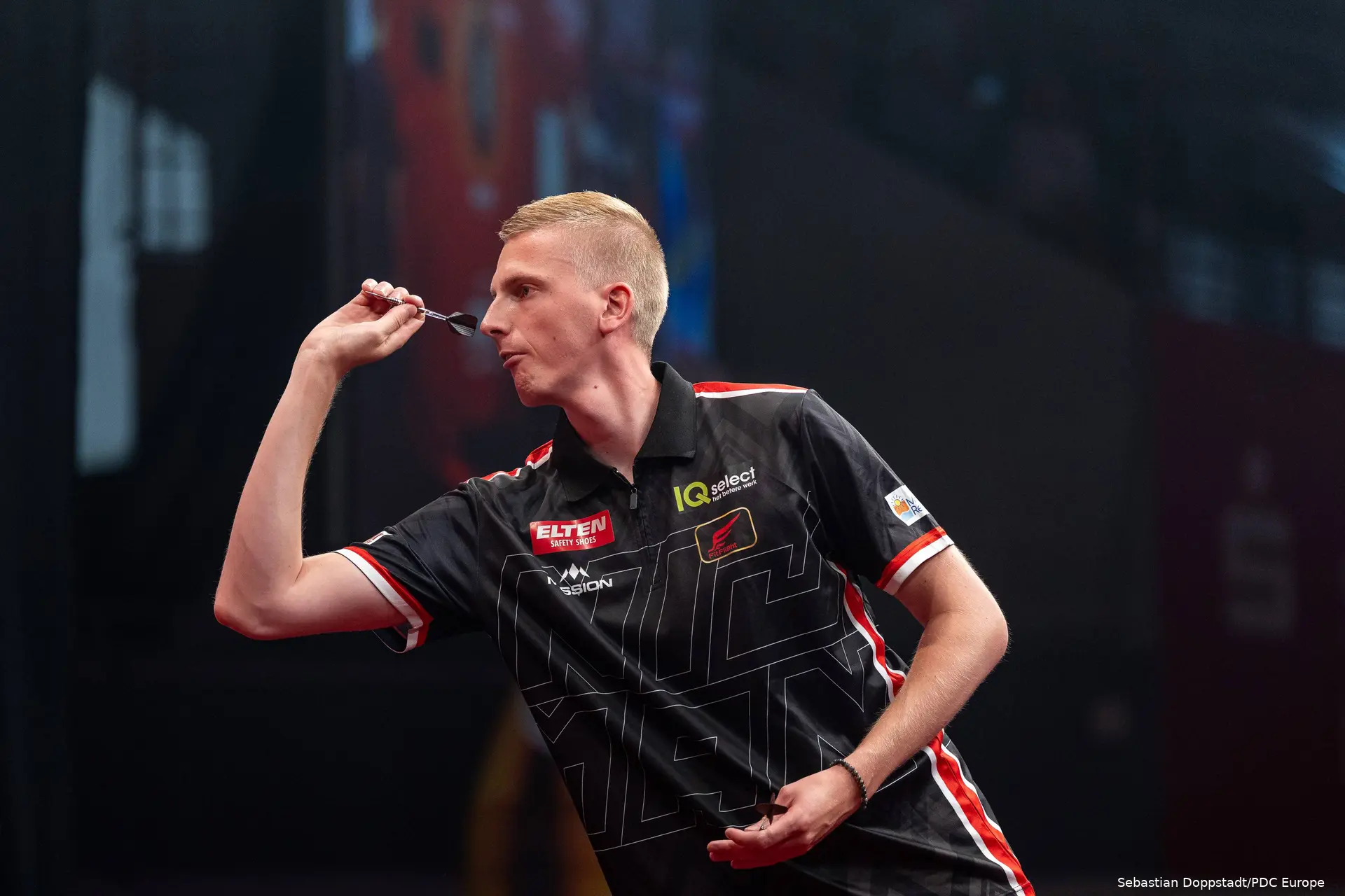 Wessel Nijman throws dart.