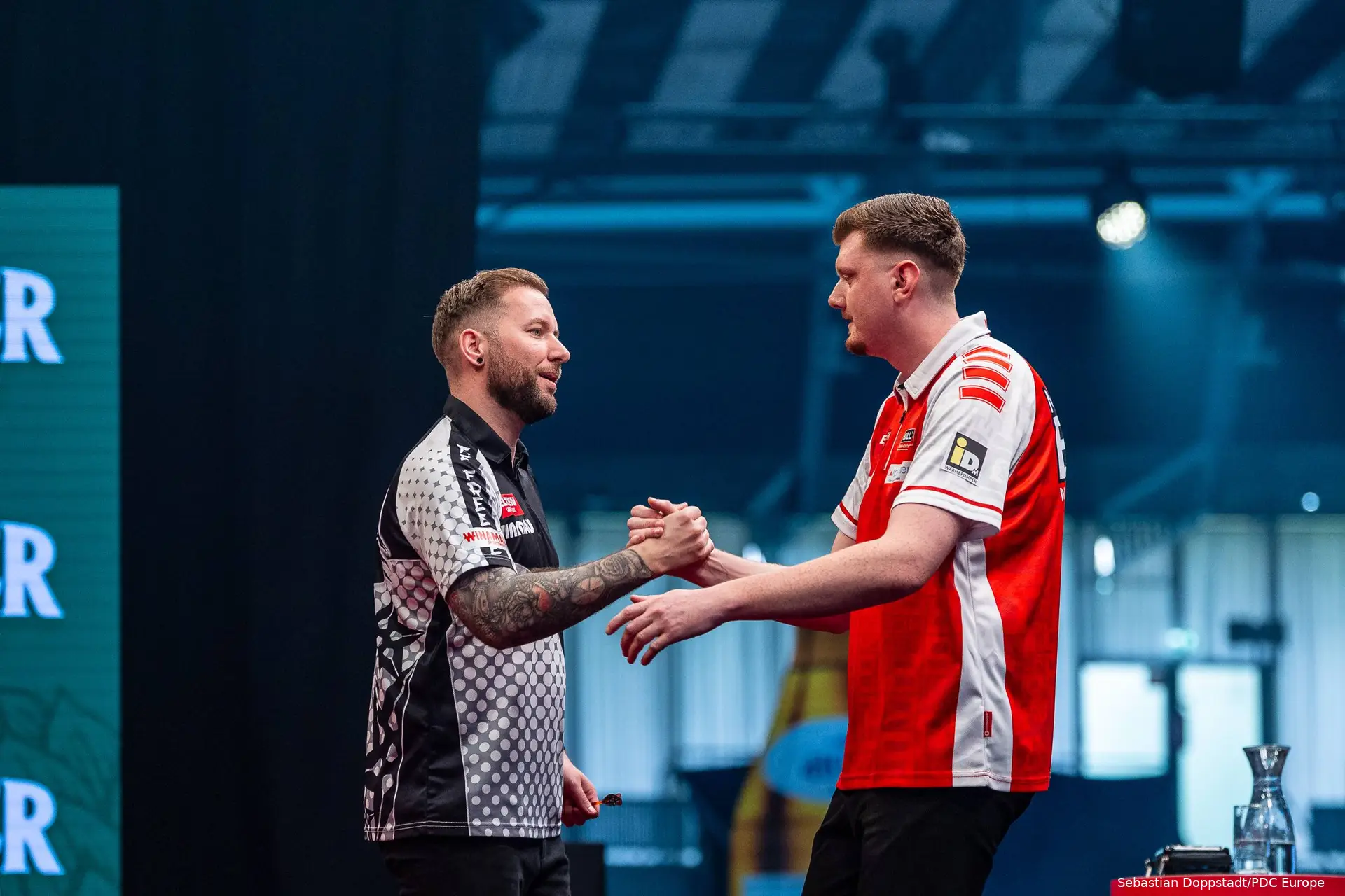 Danny Noppert und Niko Springer beim Handshake.