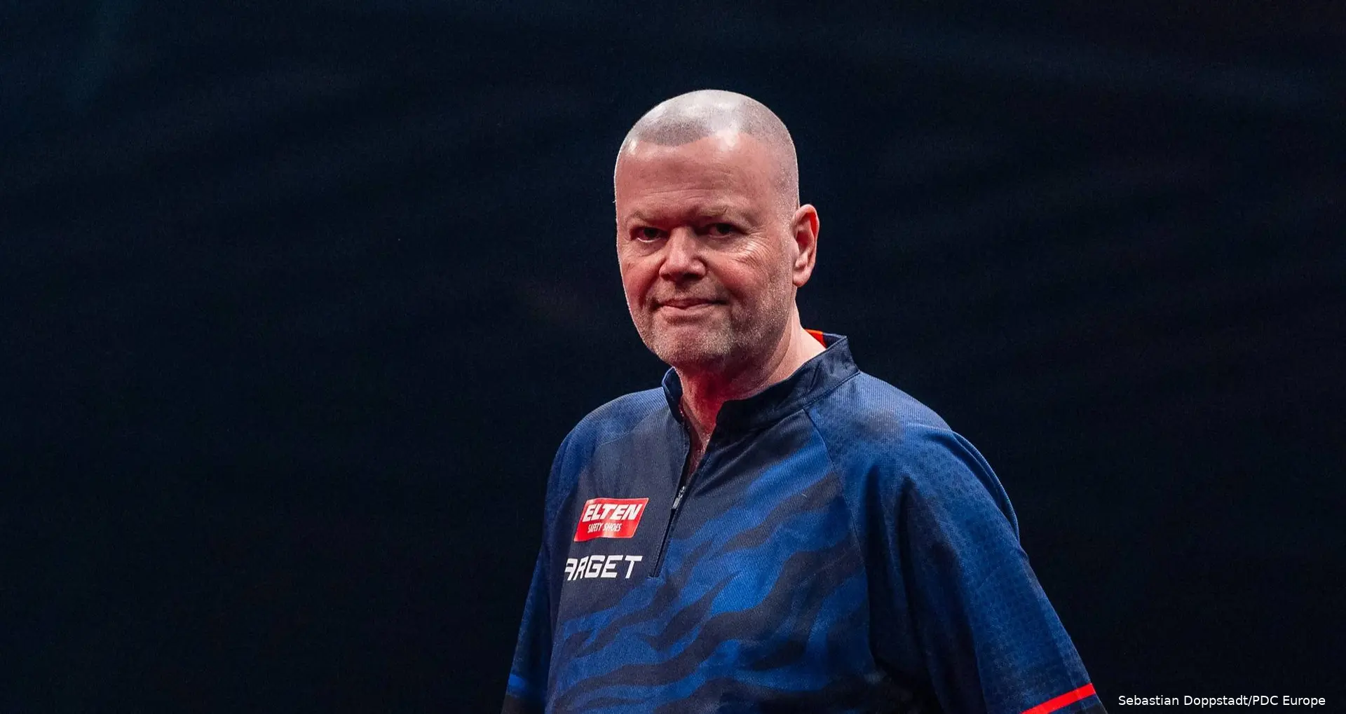 Raymond van Barneveld blickt in die Kamera.