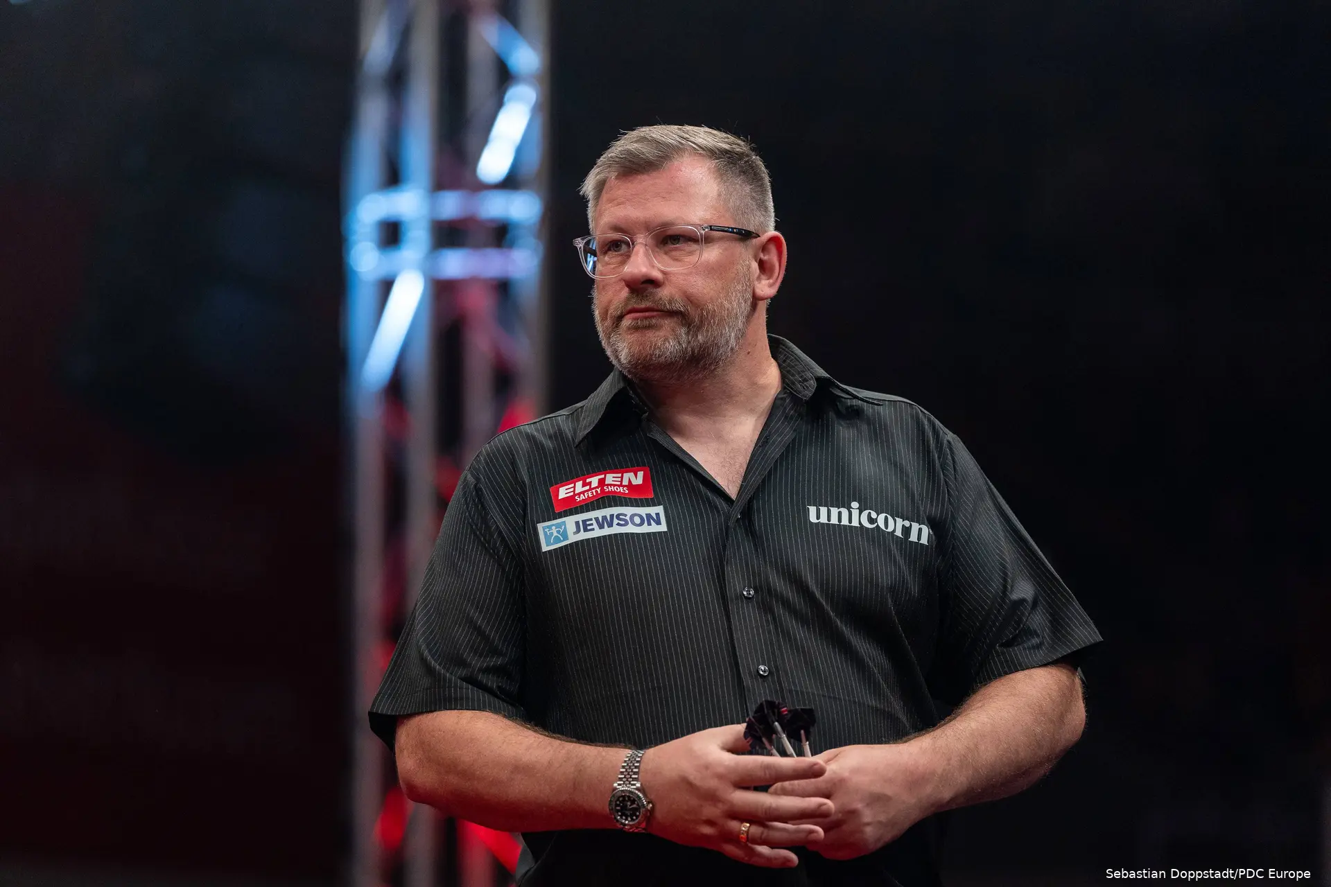 Nachdenklicher James Wade.
