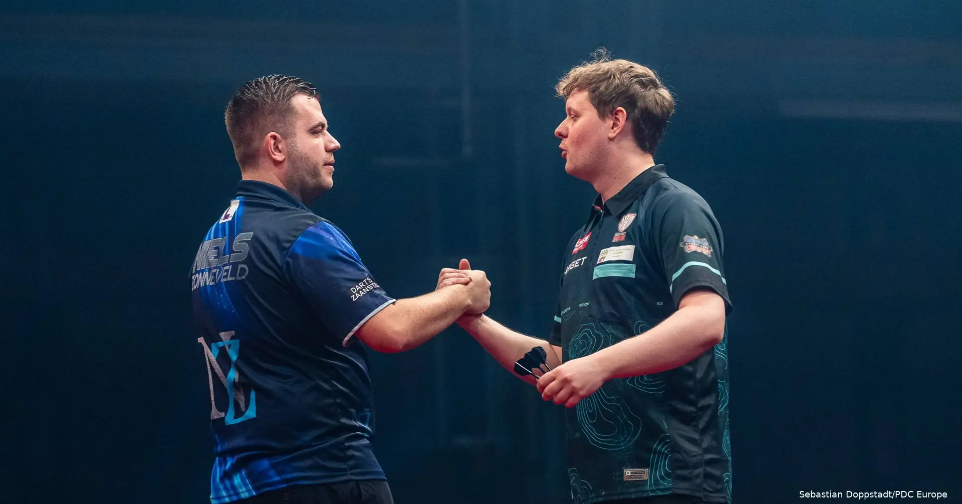 Niels Zonneveld en Kevin Doets schudden elkaar de hand