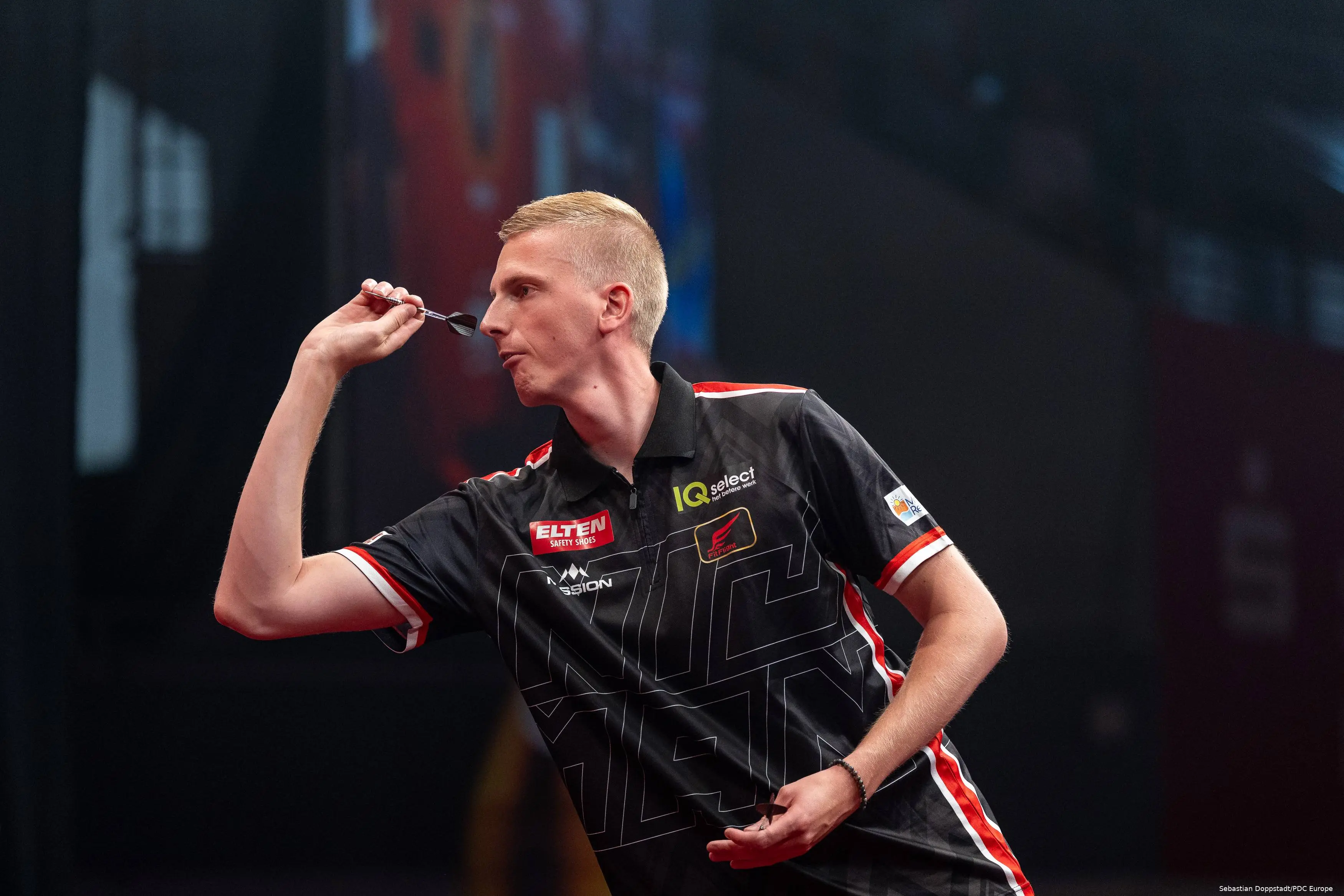 Wessel Nijman throws dart.