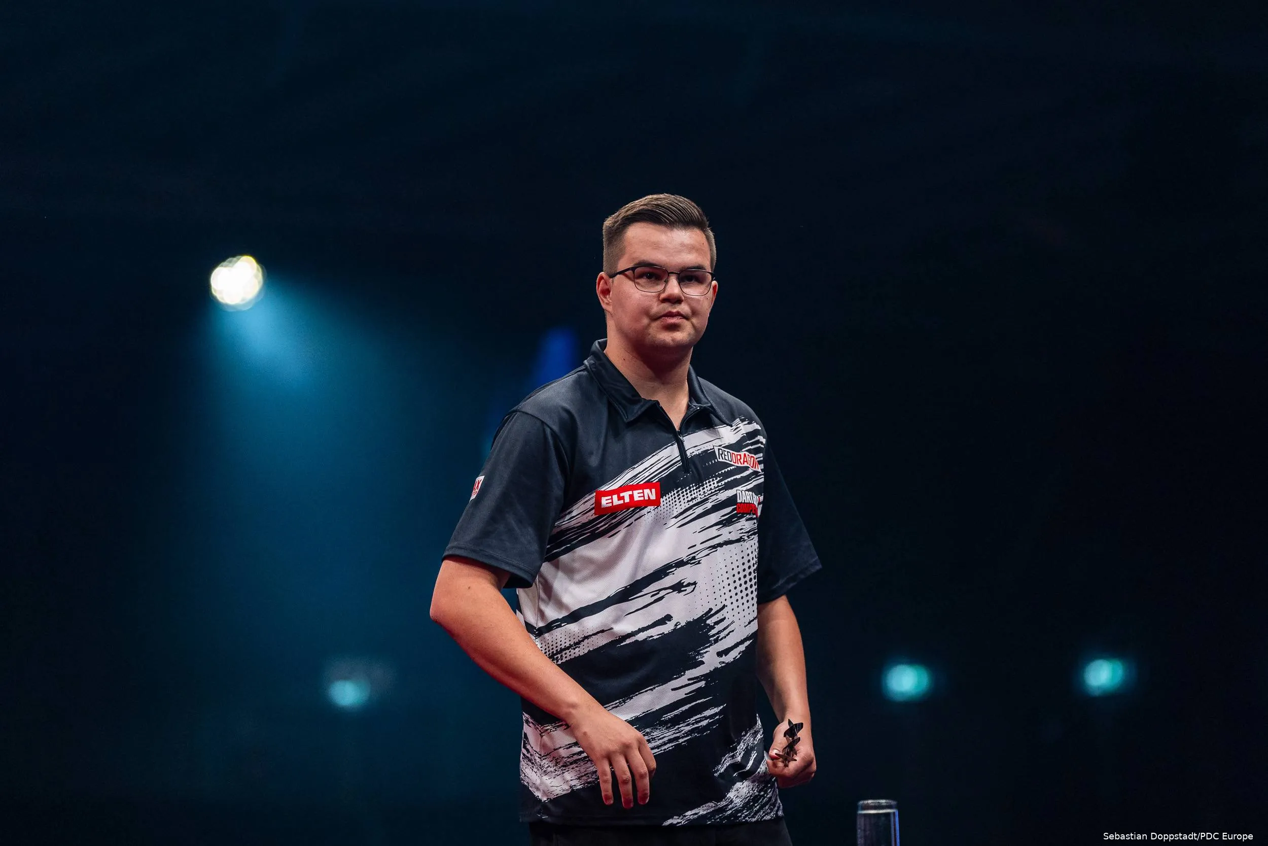 Gian van Veen staart in de verte.