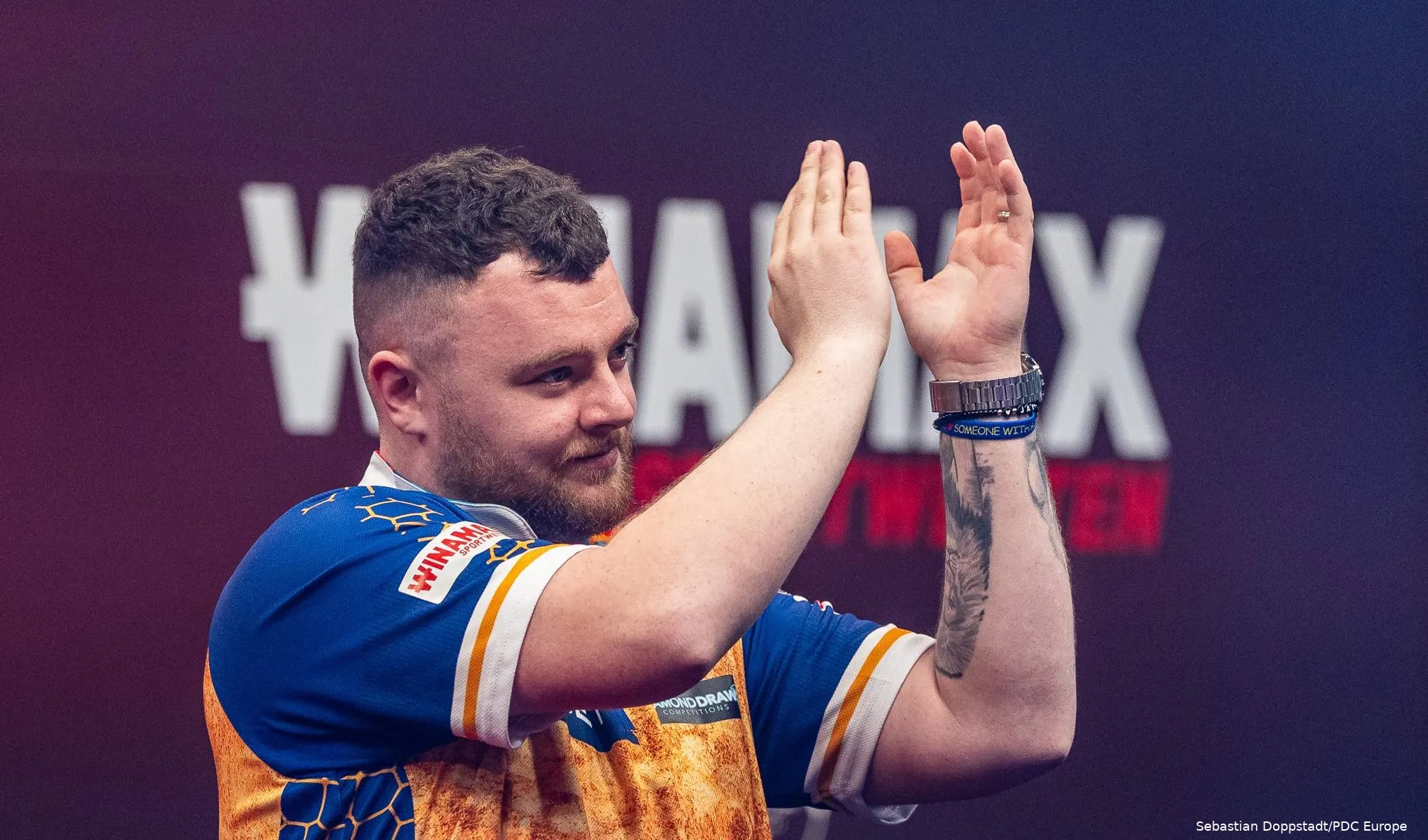 Rock klapt richting het publiek tijdens zijn opkomst.