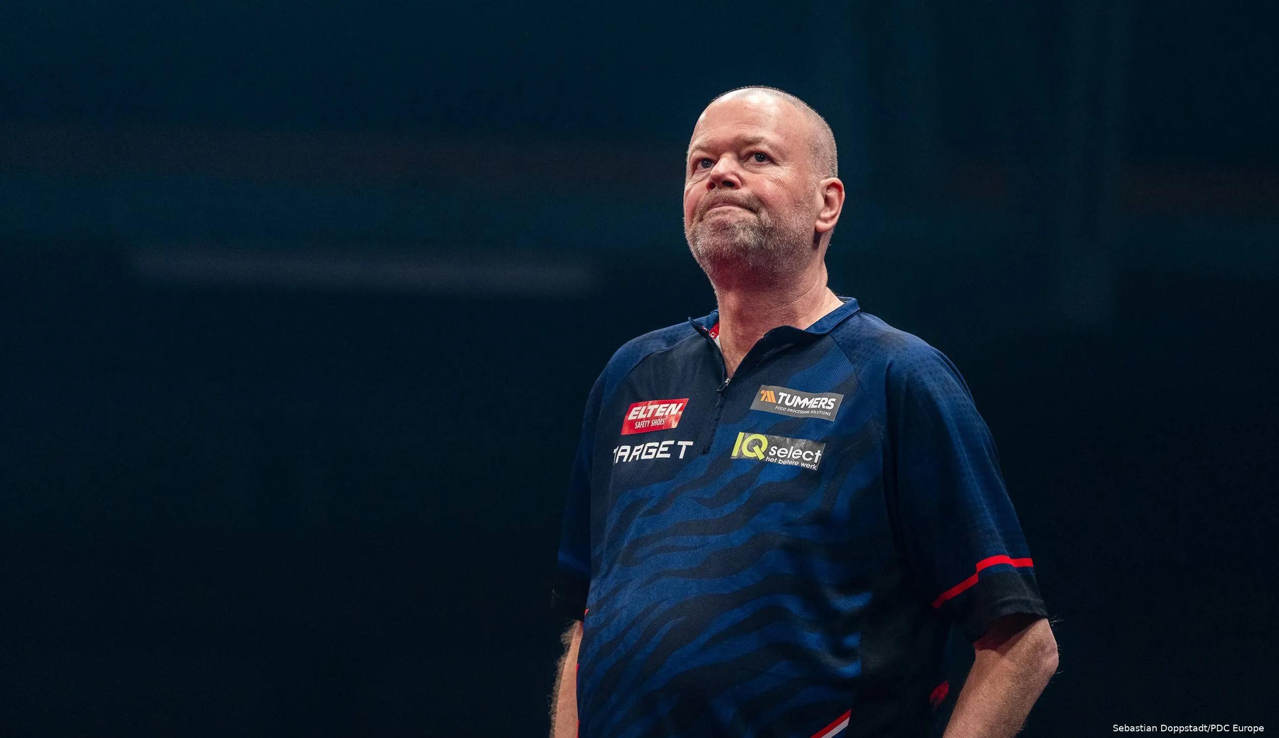 Raymond van Barneveld baalt op het podium