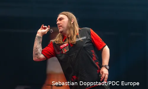 Ryan Searle throwing on stage