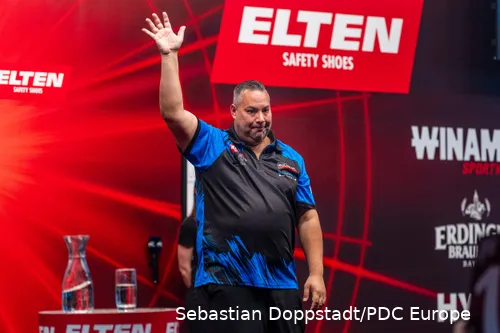 Jermaine Wattimena grüßt das Publikum