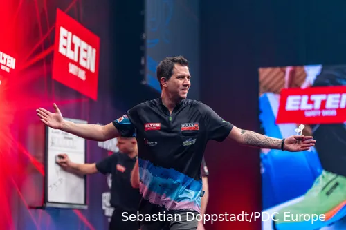 Michael Unterbuchner feiert nach seinem 6:5-Decidersieg gegen William O’Connor emotional mit den Fans im Sindelfinger Glaspalast seinen zweiten European-Tour-Erfolg