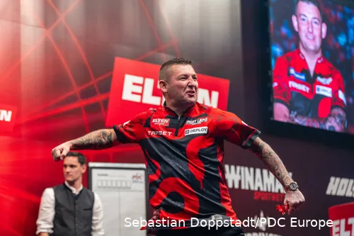 Nathan Aspinall als Champion in München.