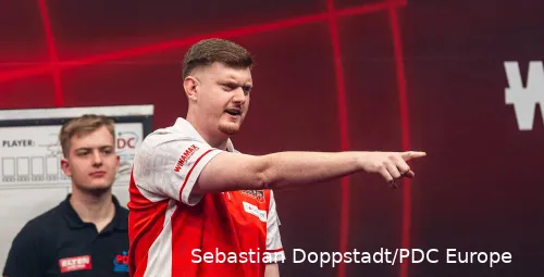 Niko Springer setzte sich in Runde eins des German Darts Grand Prix im Zenith München im Decider mit 6:5 gegen Jan Schmidt durch