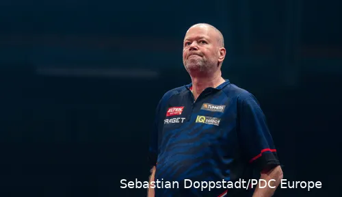 Raymond van Barneveld ärgert sich auf der Bühne
