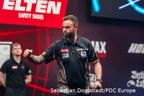 Ross Smith ballt die Faust