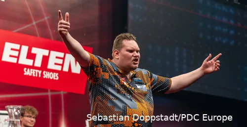 Wesley Plaisier houdt zijn armen wijd in de lucht na een sterke prestatie op de European Tour