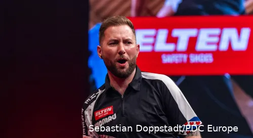 Danny Noppert in actie op de European Darts Grand Prix