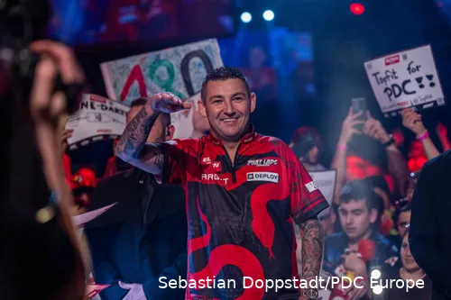 Nathan Aspinall tijdens zijn walk-on