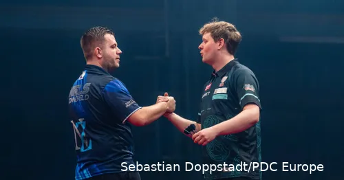 Niels Zonneveld en Kevin Doets schudden elkaar de hand