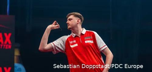 Niko Springer legt aan om zijn dartpijl te gooien