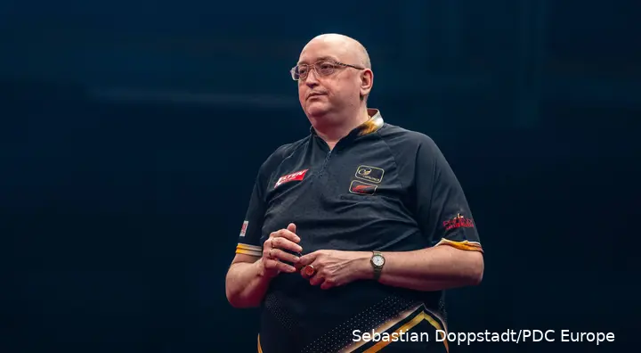 Andrew Gilding looking on