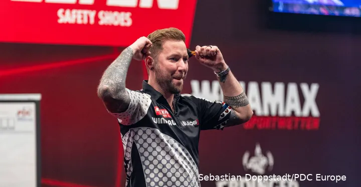 Danny Noppert clenches his fists towards the crowd