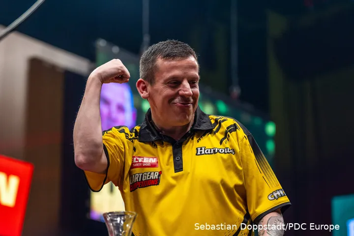 Dave Chisnall celebrating on stage
