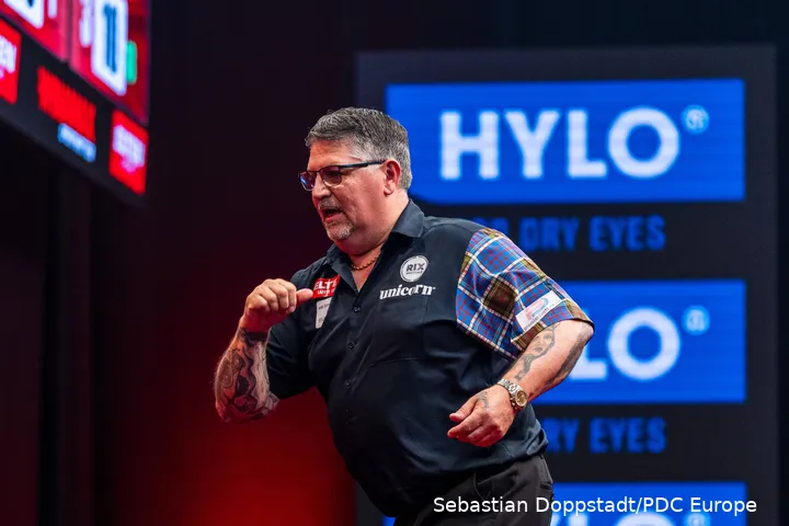 Gary Anderson showing signs of frustration on stage