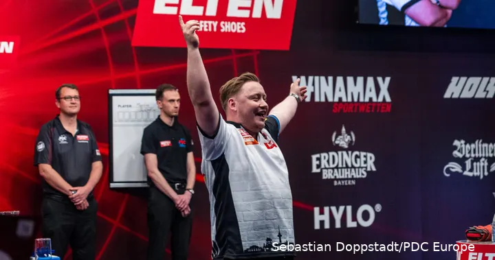Martin Schindler celebrates in front of the fans at the Sindelfingen Glaspalast – few players receive such vocal support on the European Tour as Germany’s number one
