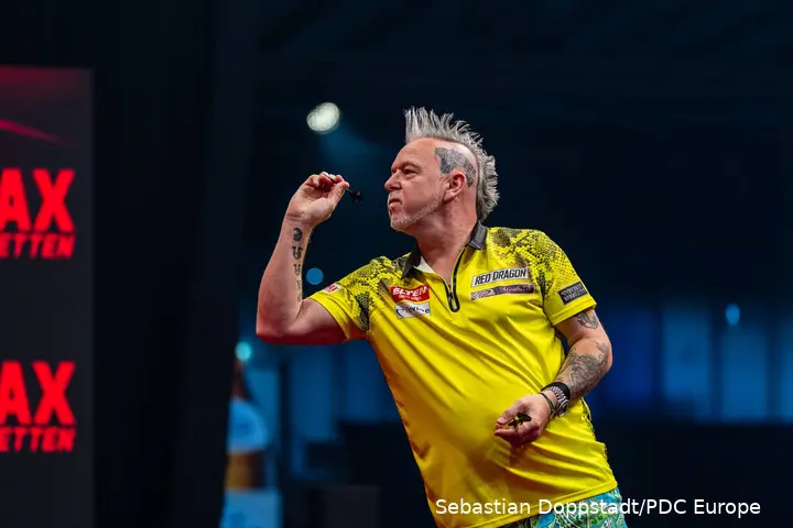 Peter Wright throws darts.