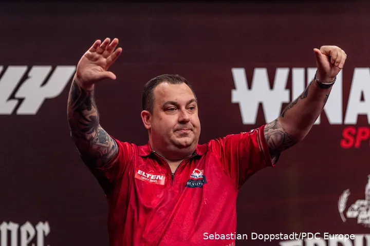Kim Huybrechts waves to the crowd