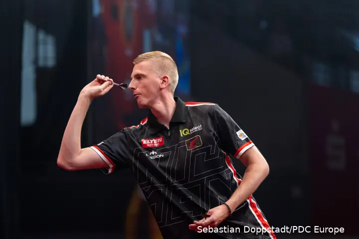 Wessel Nijman throws a dart.