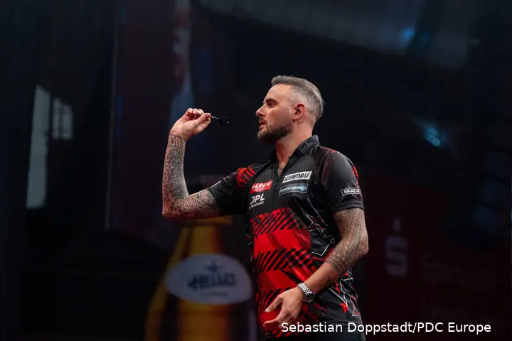 Joe Cullen throws a dart