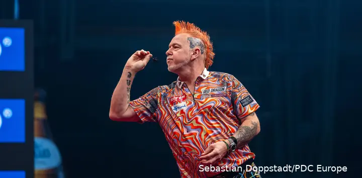 Peter Wright throws a dart