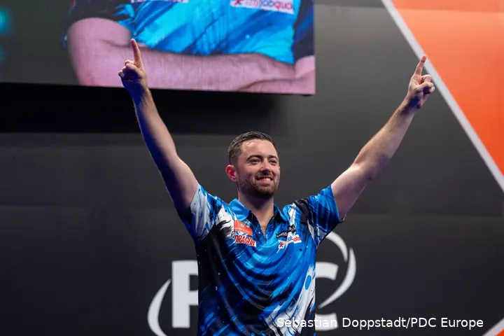 Luke Humphries lifts arms.